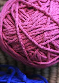 une pelote de laine rose