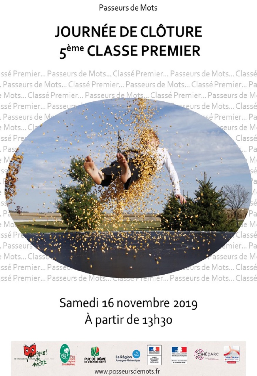 un homme sautant sur un trampoline