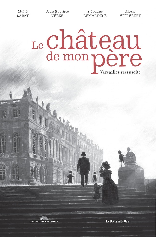 Un homme et une femme montant des escaliers avec le château de Versailles en arrière-plan