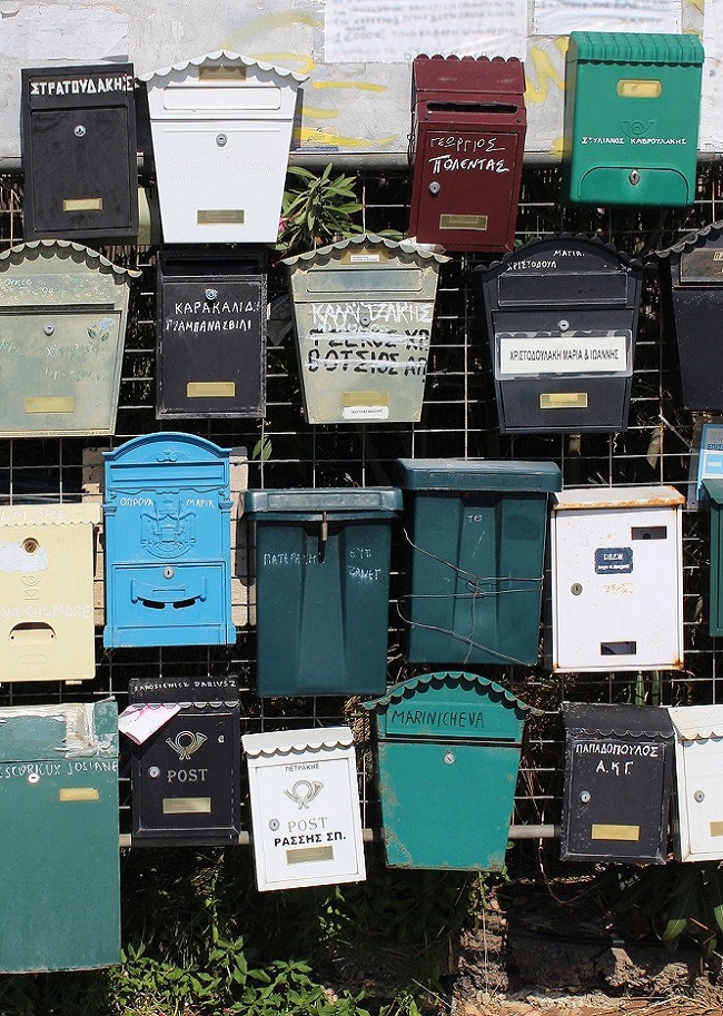 une accumulation de boîtes aux lettres