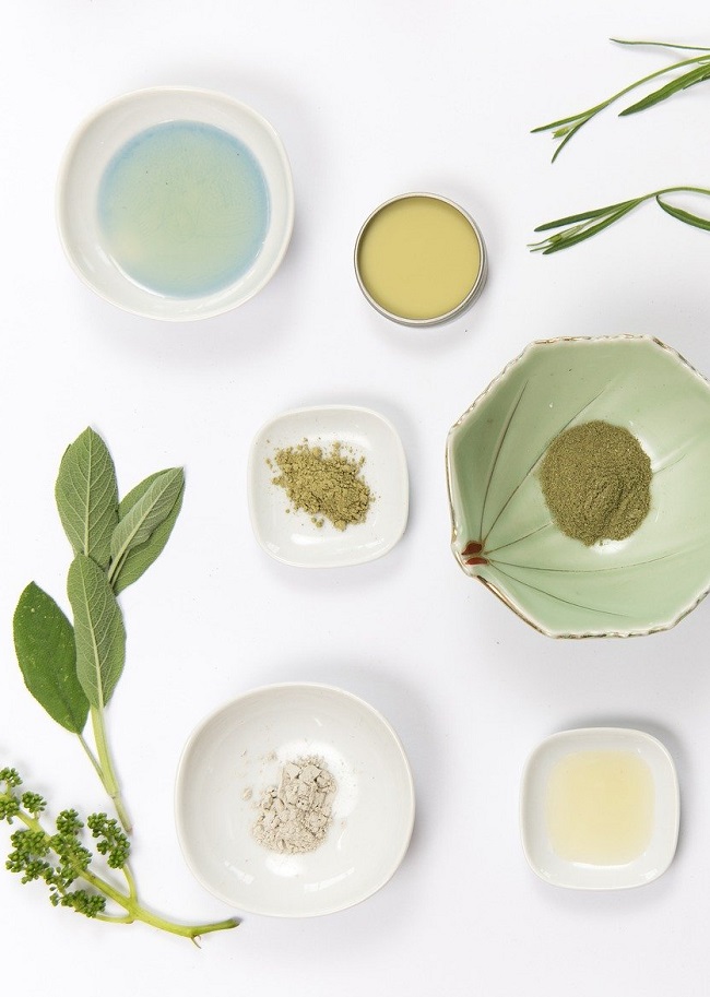 des poudres et argiles dans des coupelles en porcelaine