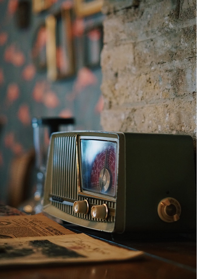 une radio vintage posée sur un meuble