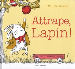 Un lapin essaie d'attraper une pomme sur un arbre