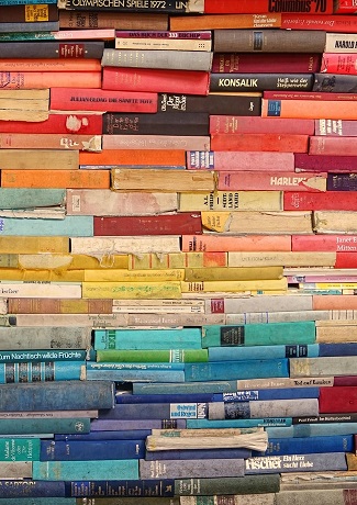 une accumulation de livres formant un camaïeu