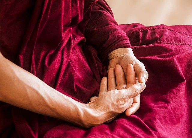 les mains d'un moine bouddhiste