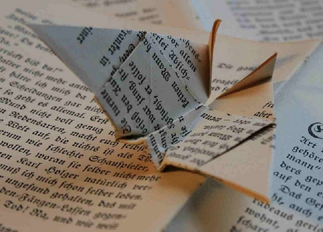 un origami posé sur un livre
