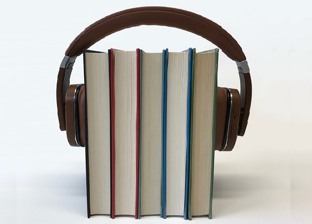 casque audio sur un livre