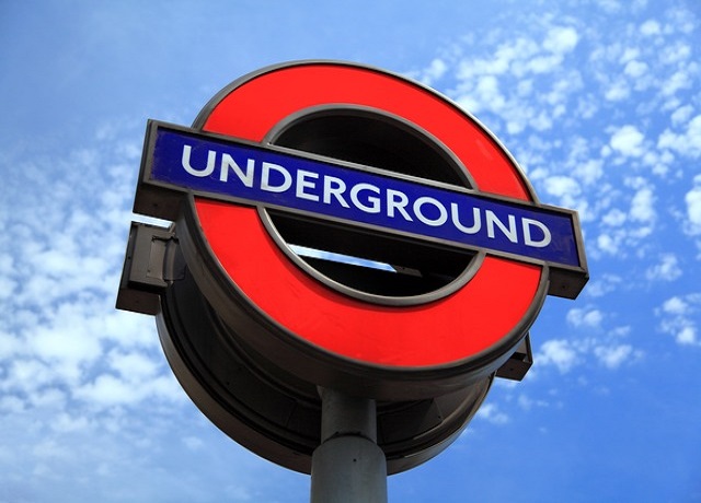 un panneau de métro en anglais indique underground