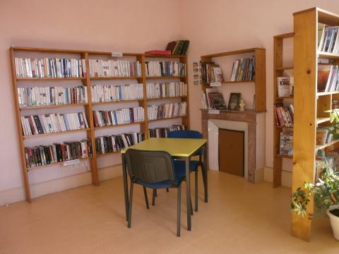 L'intérieur de la bibliothèque de Sauvessanges