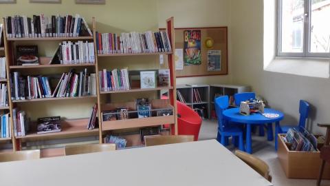 Etagères, table et petites chaises pour enfants