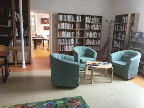 fauteuils et étagères dans la bibliothèque