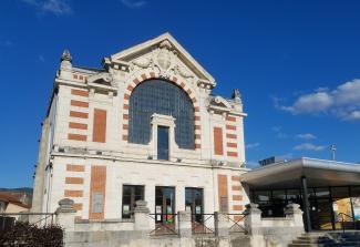 La façade de la Médiathèque d'Ambert et son vitrail