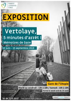 Deux enfants sur le quai de la gare
