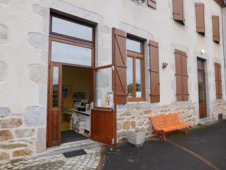 L'entrée de la bibliothèque d'Auzelles