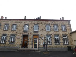 Le bâtiment de la mairie abritant la bibliothèque