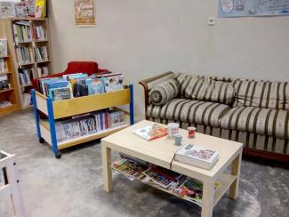 Le coin lecture de la bibliothèque de Condat-lès-Montboissier