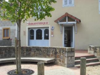 L'entrée de la bibliothèque de Dore l'Eglise située sur une petite place