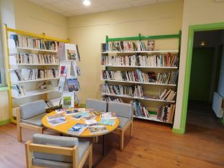 Tables, chaises et étagères à l'intérieur de la bibliothèque