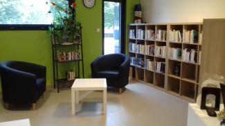 L'intérieur chaleureux de la bibliothèque de Saint Alyre d'Arlanc