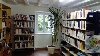 L'intérieur de la bibliothèque de Saint-Just
