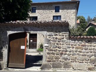 La bâtiment en pierres abritant la bibliothèque