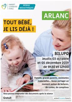 Une femme et un bébé devaint un livre ouvert