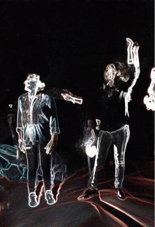 des silhouettes avec des contours lumineux