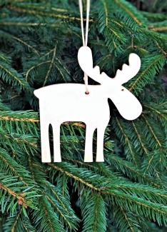 un orignal en papier posé sur des branches de sapin