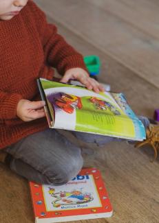 un enfant avec un livre dans les mains