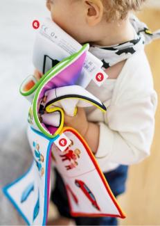 un bébé avec un livre dans les mains