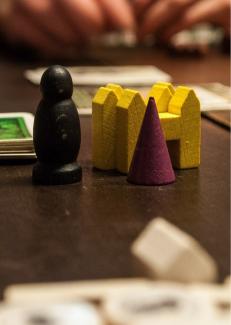 des pions jaunes jaunes violets et noirs sur une table