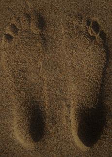 empreintes de pieds dans le sable