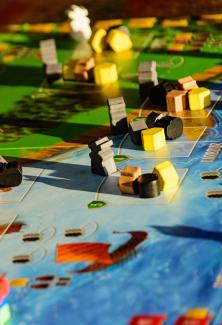 des pions sur un plateau de jeu