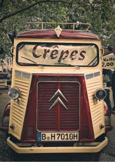 un vieux camion citroën avec le mot crêpe écrit sur le pare-brise