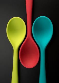 des cuillères de couleurs
