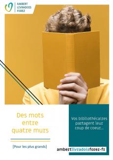 une personne se cache le visage avec un livre