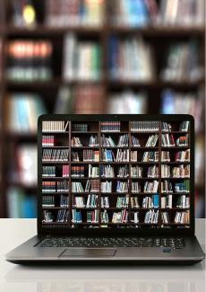 un ordintaeur et une bibliothèque en arrière plan