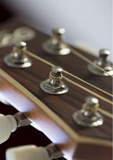 les mécaniques d'une guitare un gros plan