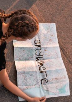 une jeune fille lisant une carte