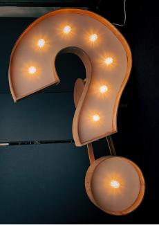 un point d'interrogation lumineux