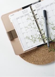 un stylo posé sur un agenda
