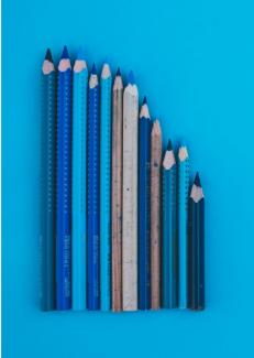 diiférentes nuances de crayons de couleur bleus