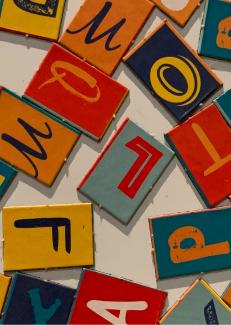 des lettres colorées