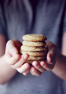 des biscuits dans les lains d'un enfant