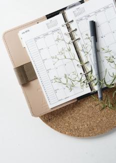 un stylo posé sur un agenda