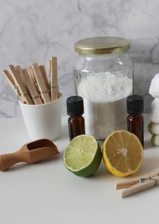 des citrons coupés, des pinces à ligne, des flacons et un bocal