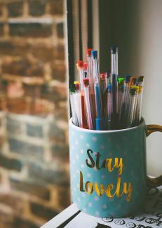 des stylos dans un pot