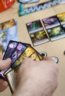 une main tenant des cartes à jouer