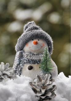 figurine d'un bonhomme de neige dans la neige