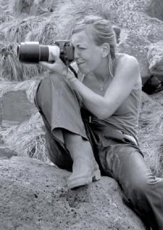 Photographie de l'éco-éthologue Hélène Le Berre, elle-même en train de prendre une photographie